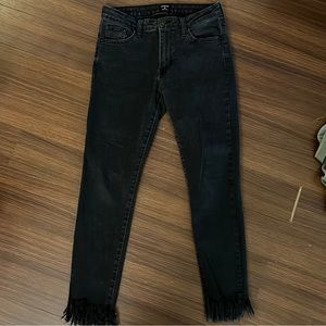 JUST BLACK JEANS WITH FRINGES AT THE BOTTOM